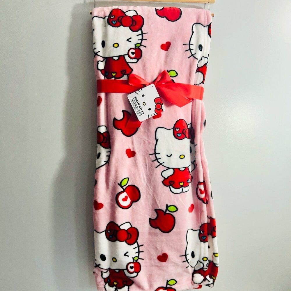 Hello Kitty Throw Blanket 60” x 70” NWT New Apple heart Pink cute gift